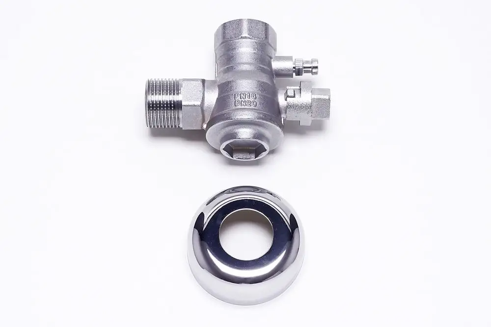 Wartungshahn aus silbernem Metall in Eckform. Bosch Produkt mit Anschlussgewinde und zusätzlichen Anschlüssen. Unterteil mit einem verchromten Deckel.
